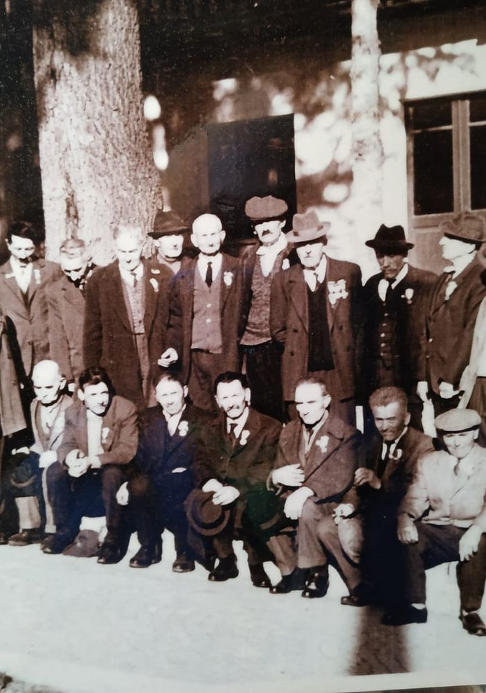Ex combattenti festeggiano davanti al Municipio di Challand-Saint-Anselme, anni '70
