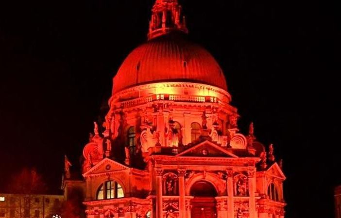 Cristiani perseguitati, preghiere ed edifici in rosso in Italia e nel mondo