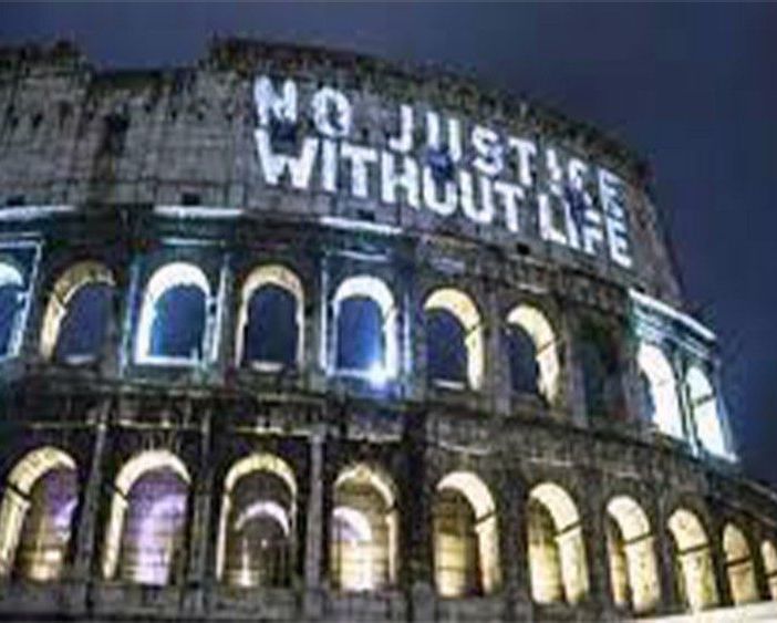Luci per illuminare il Colosseo e le tenebre della pena di morte