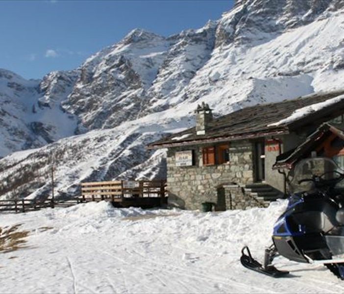 A Breuil-Cervinia in paese con gli sci