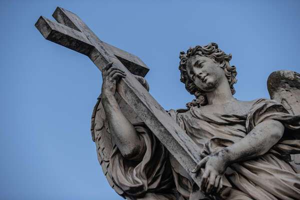 L'angelo di Ponte Sant' Angelo a Roma con la Croce della Passione
