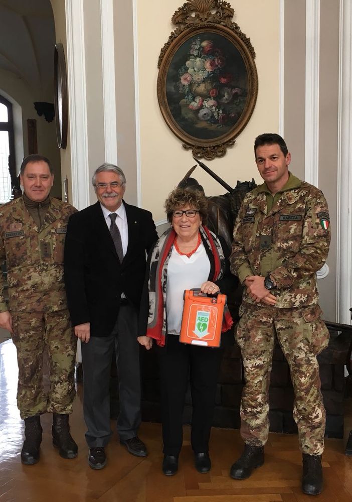 Rotary Aosta dona defibrillatore al Centro Addestramento Alpino di Aosta