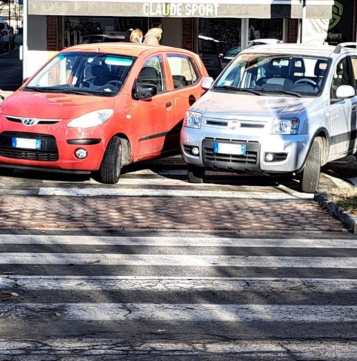 Strisce pedonali scambiate per parcheggi riservate imbecilli e incivili. I pedoni dove passano? E i disabili? I controllori dove sono?