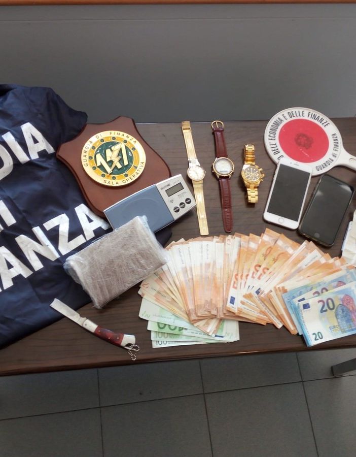 Droga, denaro e materiale sequestrati agli arrestati