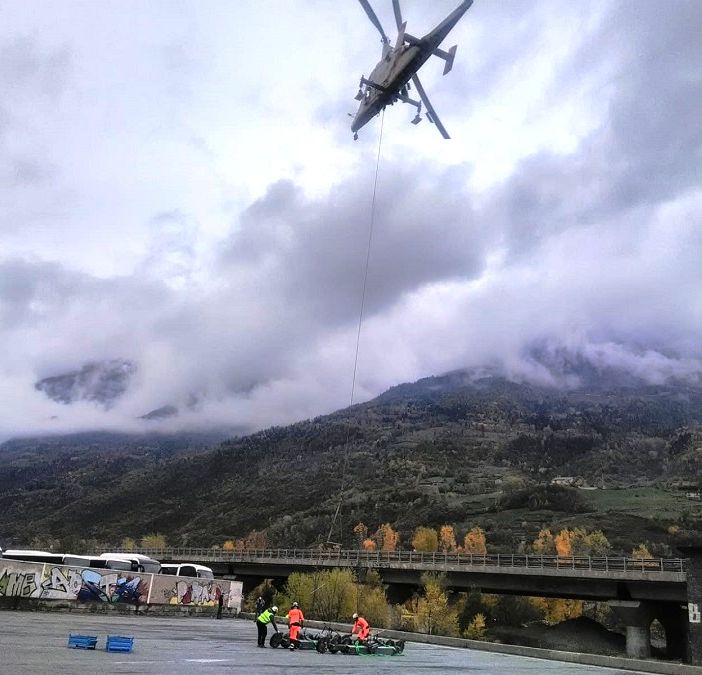 Nelle foto di un lettore l'elicottero in azione