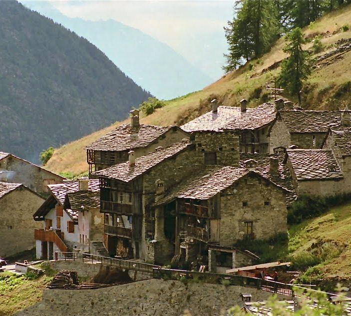L'abitato di Estoul (immagine da www.panoramio.com)