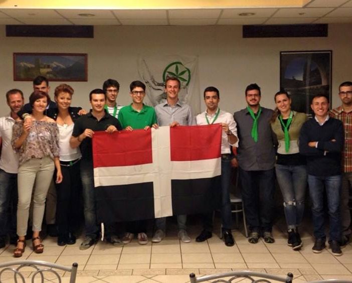 Foto del gruppo Giovani Pagani VdA. Al centro, in camicia grigia, Edoardo Moroni