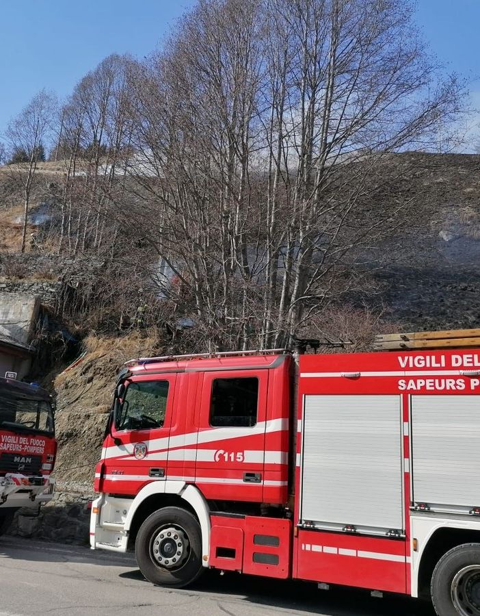Mega incendio sterpaglie e rovi ad Ayas