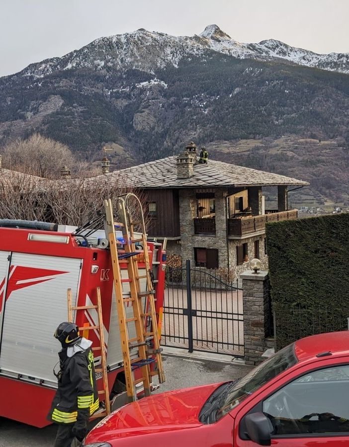 Incendio canna fumaria a Gignod, distrutta una struttura esterna