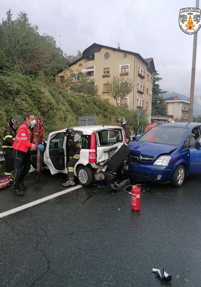 Scontro di due autovetture alle porte di Aosta, feriti i conducenti