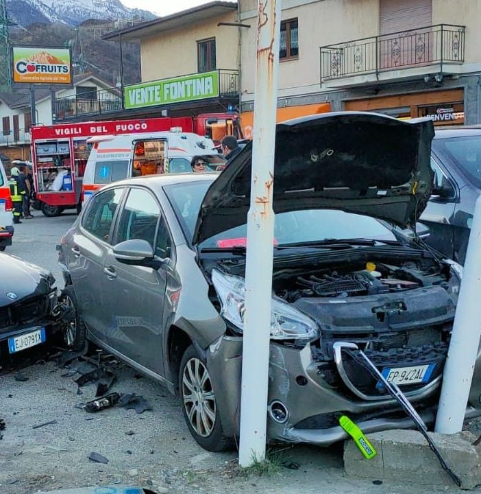 Incidente stradale a Villeneuve, coinvolte tre vetture