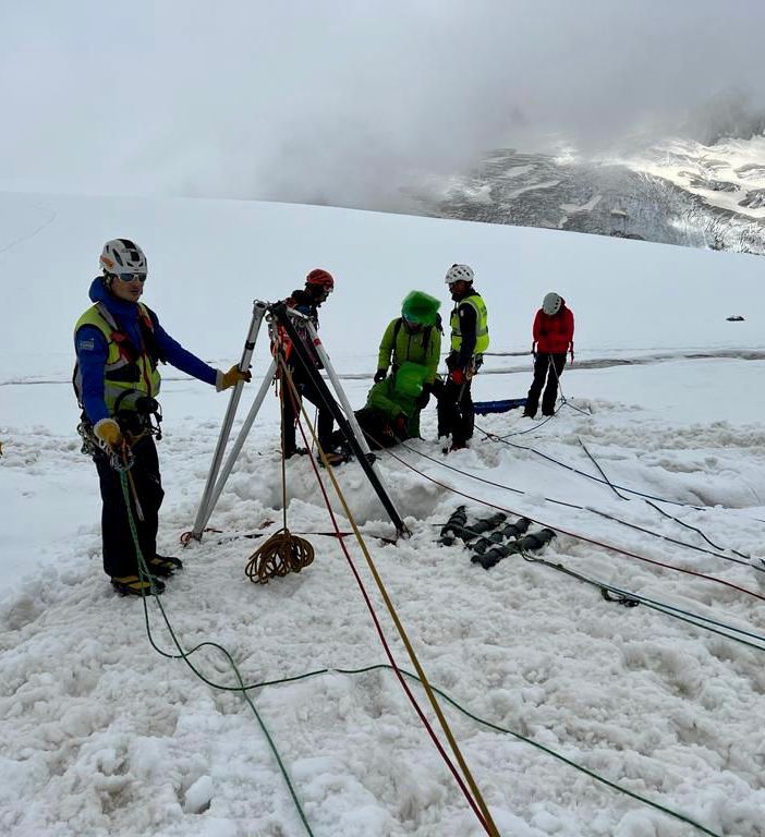 Intervento del Soccorso Alpino Valdostano con il SAGF e il PGHM di Chamonix per il recupero di un alpinista caduto in crepaccio nella zona dell'Aiguille Marbrées (Monte Bianco, versante francese)