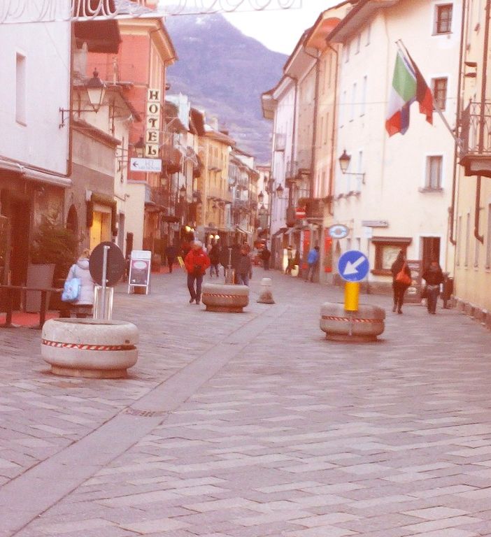 I jersey posati in via Monte Solarolo ad Aosta
