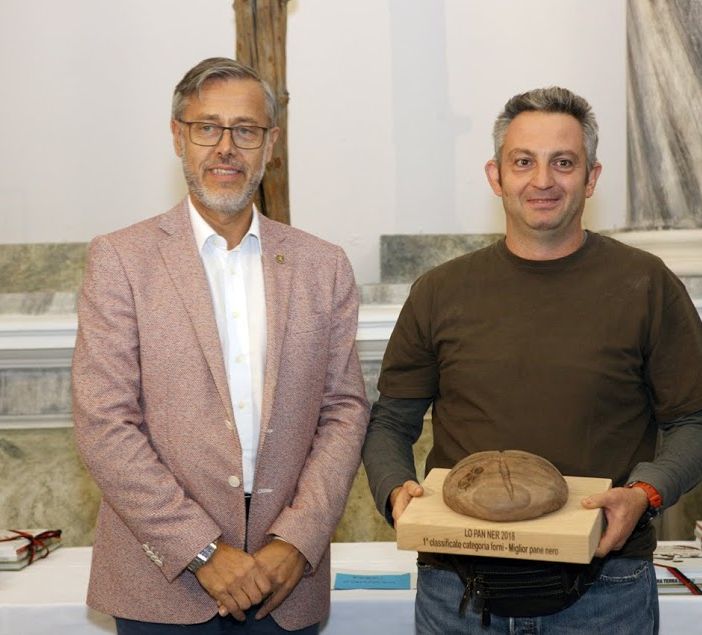 La consegna del primo premio al 'miglior pane nero della Valle'