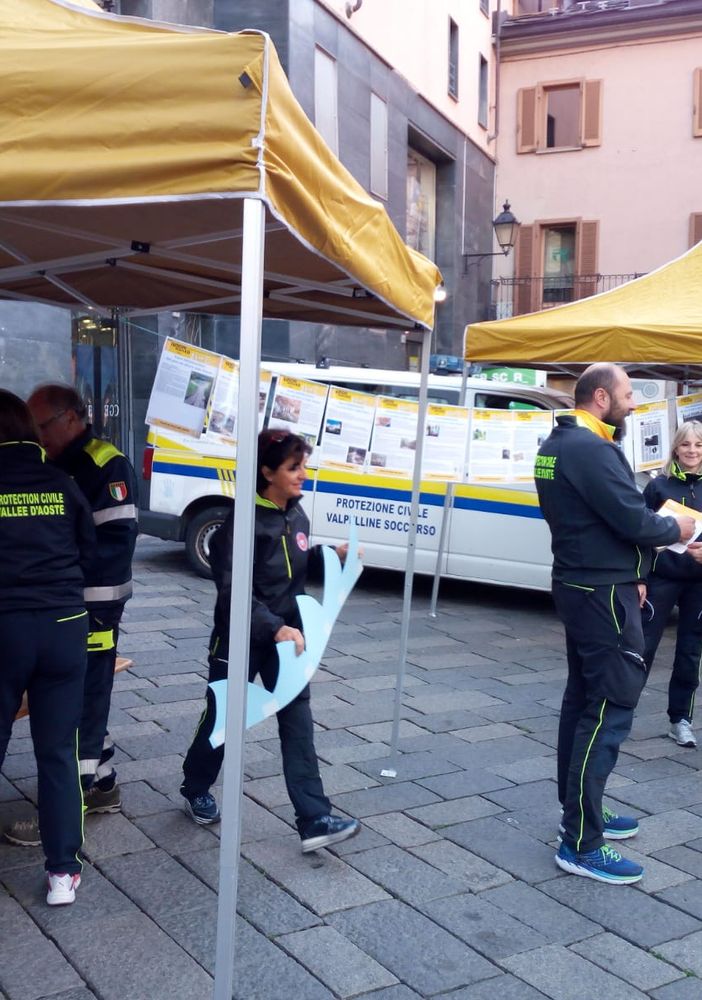 Maurizio Lanivi illustra il volantino a un'aostana