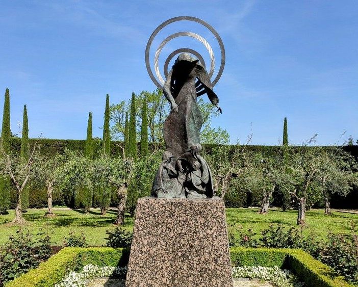 Tra i Giardini Vaticani in preghiera con Maria per la pace nel mondo