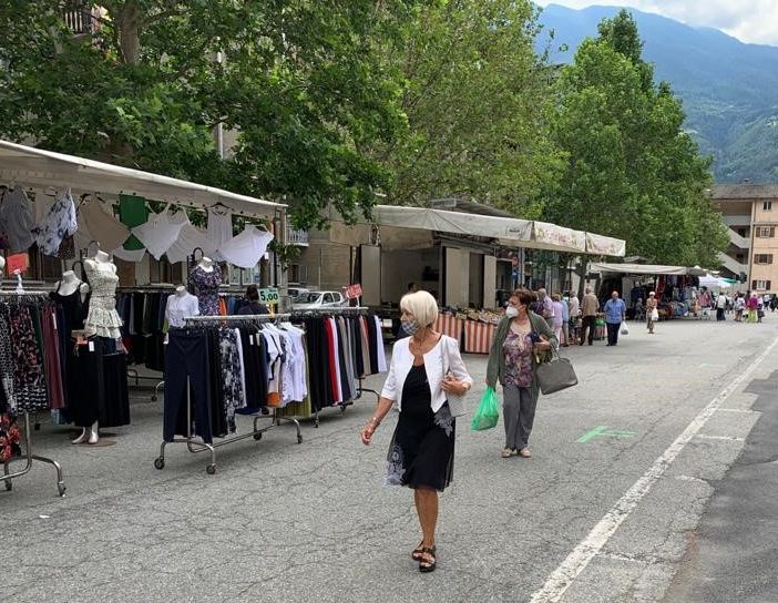 Il mercato di via Monte Cervino ad Aosta oggi lunedì 12 luglio
