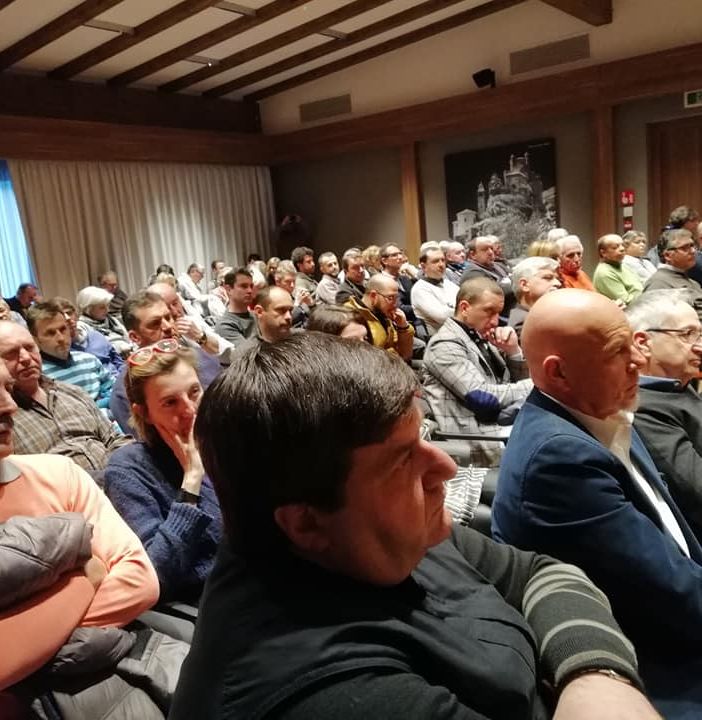 Pubblico attento durante la relazione di Elso Gerandin