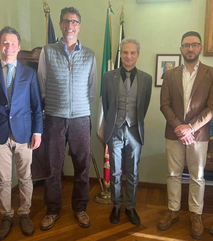 Da sn: Nicolas Viérin,  Console onorario di Francia in Valle d’Aosta; Frédéric Brunier Framboret , Sindaco di Albertville; Gianni Nuti, sindaco di Aosta; Samuele Tedesco, assessore Cultura comune Aosta; Jean-François Brugnon, assessore delegato all'istruzione, alla formazione, al lavoro e alla mobilità di Albertville