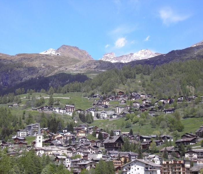 Panorama Valtournenche (fonte http://www.lovevda.it). In basso Massimo Chatrian, assessore comunale al turismo