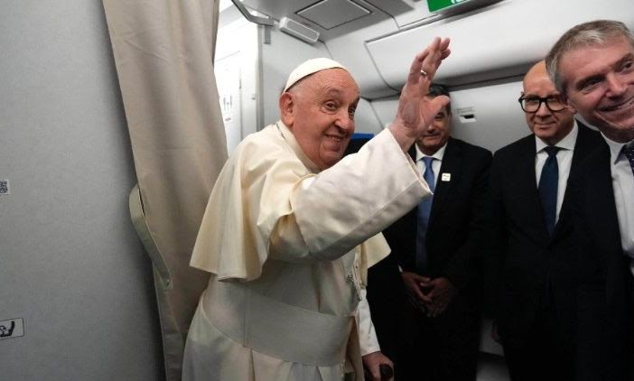 Il Papa ai giornalisti in volo: è il mio viaggio più lungo, grazie della compagnia
