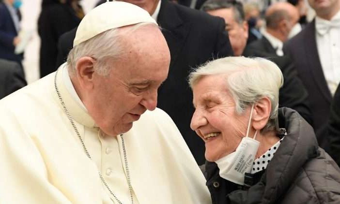 Papa Francesco saluta una anziana
