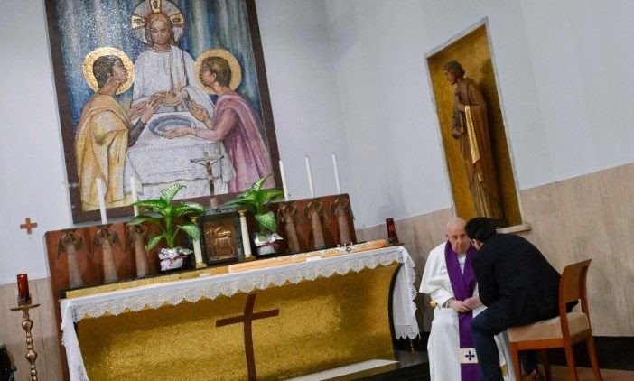 Il Papa in parrocchia confessa i fedeli: Dio perdona sempre e perdona tutto