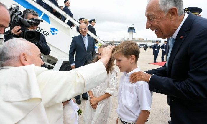 L'arrivo del Papa in Portogallo e la sua benedizione di Margarida e José, i due bambini che gli hanno portato i fiori appena sceso dall'aereo