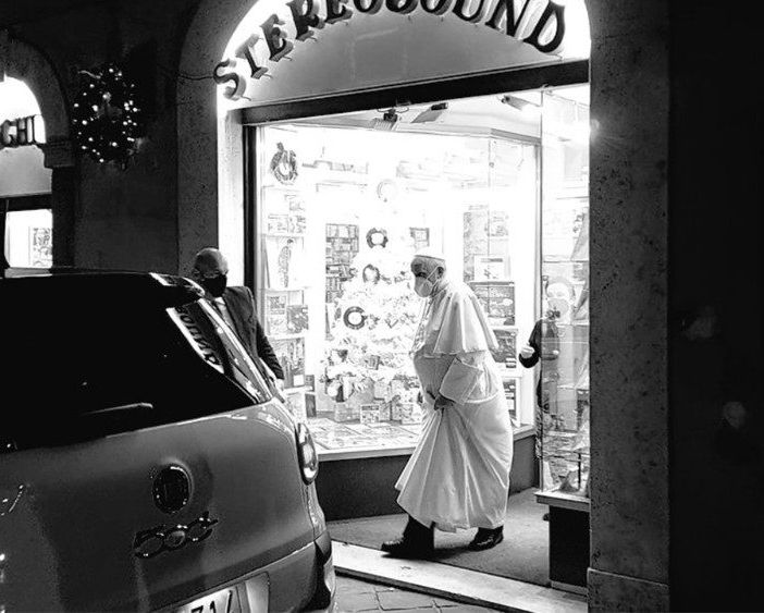 Il Papa all'uscita da un negozio di dischi a Roma - Javier Martínez-Brocal/Rome Reports