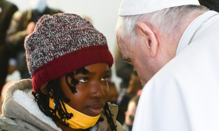 Il Papa saluta una rifugiata durante la visita al centro di Mytilene in Grecia (2021) Il Papa saluta una rifugiata durante la visita al centro di Mytilene in Grecia (2021)  (Vatican Media)