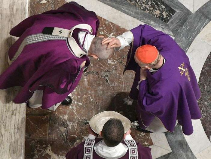Papa Francesco riceve l'imposizione delle ceneri