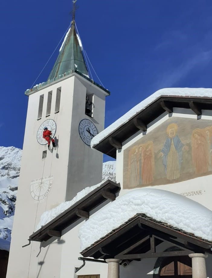 Il parroco alpinista del Breuil scala chiesa e campanile per sgombrare la neve