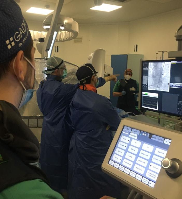 Nelle foto all'interno della sala ibrida del &quot;Parini&quot; i cardiologi Pisano e Bernardi al lavoro