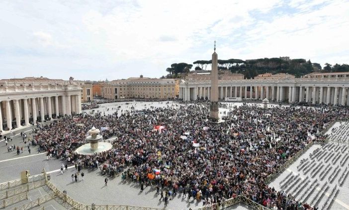 PAPA: Togliere la pietra dai sepolcri dei nostri problemi e tornare a vivere