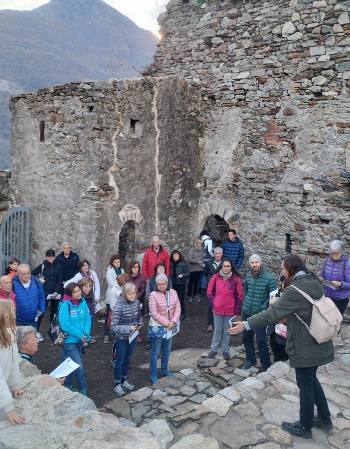 Nelle foto momenti della visita al cantiere aperto del Castello di Pont Saint Martin che sorge lungo la strada che sale a Perloz