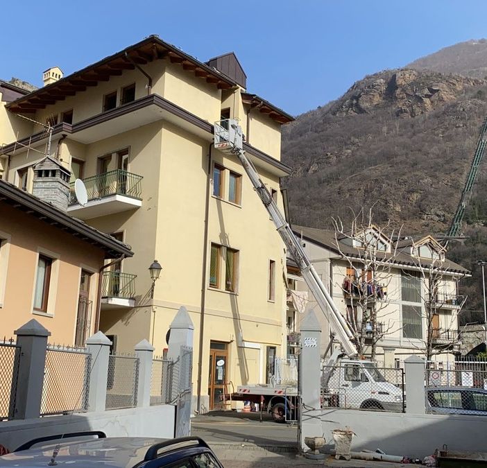 Il piazzamento di una nuova videocamera a Ponte