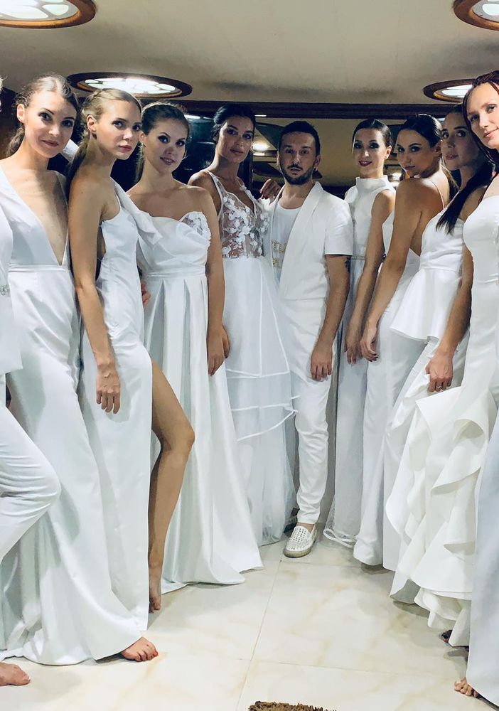 Fabio Porliod con le sue modelle prima di uscire in passerella. Nell'articolo Fabio con Audrey Chabloz, musa dello stilista e modella di punta