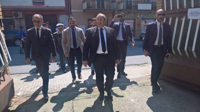 L'arrivo del Prefetto Di Bari nella villa confiscata ai Gallico (foto tratta da NotizieInquieto)