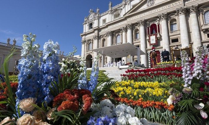 Piazza San Pietro e la Basilica, un giardino multicolore per la Pasqua