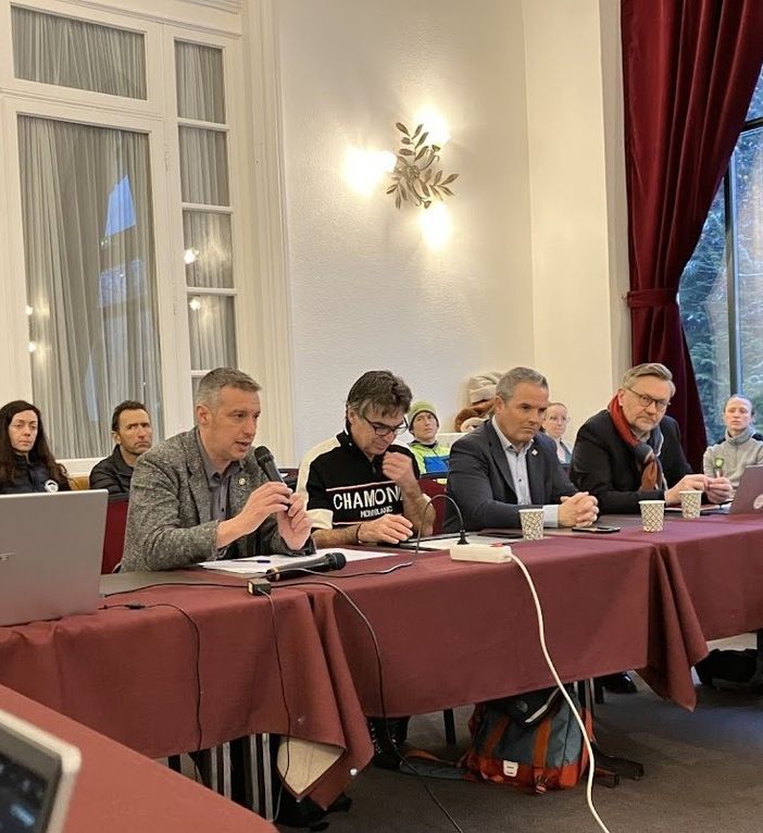 La grande table ronde des élus et des gestionnaires du Tour du Mont-Blanc réunie à Chamonix, à l’initiative de l’Espace Mont-Blanc