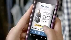 In Italia più 17%, aumenta lo shopping via smartphone