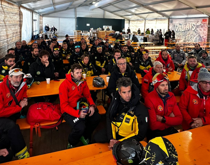 Le immagini di elicottero e barella sono relative al breafing pre-evento ed alla formazione dei tecnici del Soccorso)