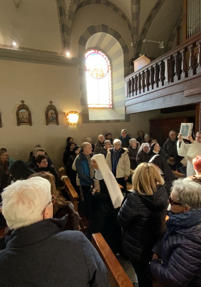 La novizia (velo bianco) che entra in Chiesa per la Professione monastica