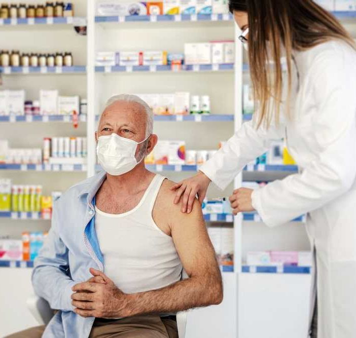 Vaccini, nel Lazio si parte con la somministrazione nelle farmacie