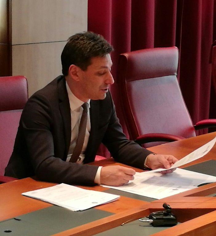 Il Presidente della Giunta, Laurent Vierin, durante l'illustrazione del provvedimento