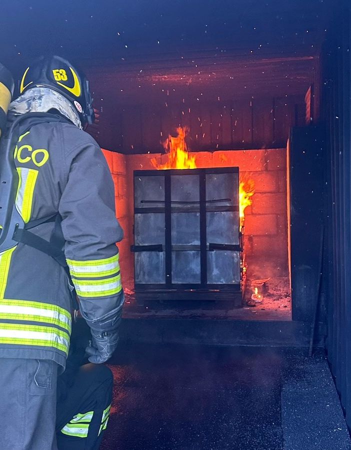 Scambio formativo tra i vigili del fuoco valdostani e i colleghi svizzeri: esperienze pratiche e tecniche avanzate alla Maison du Feu di Grône