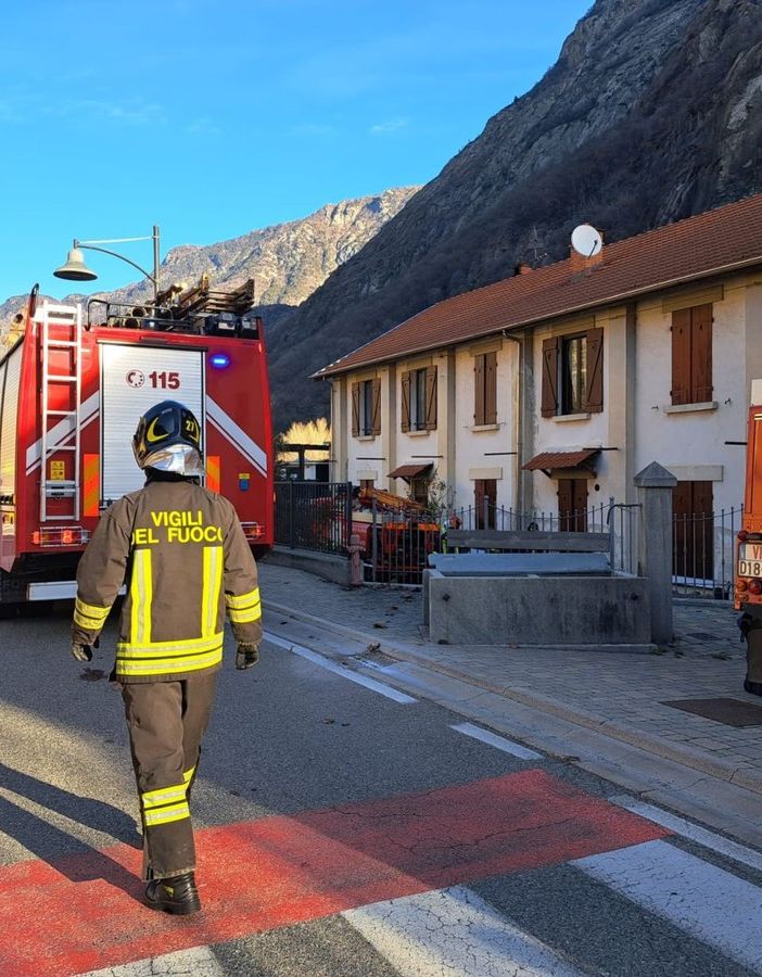In fiamme catasta di legna nel centro di Hone