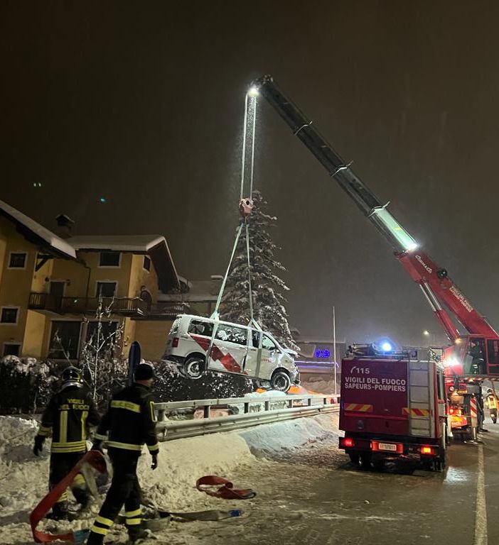 A Courmayeur furgone finisce nella Dora