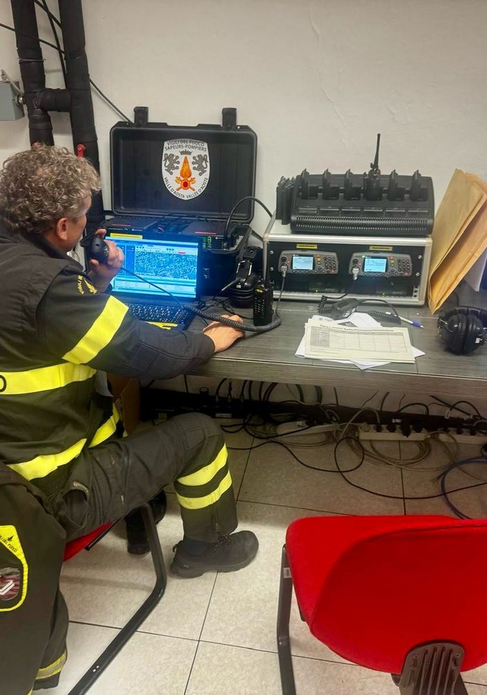 Un operatore Vigili del Fuoco al Centro operativo misto   (foto VVF)