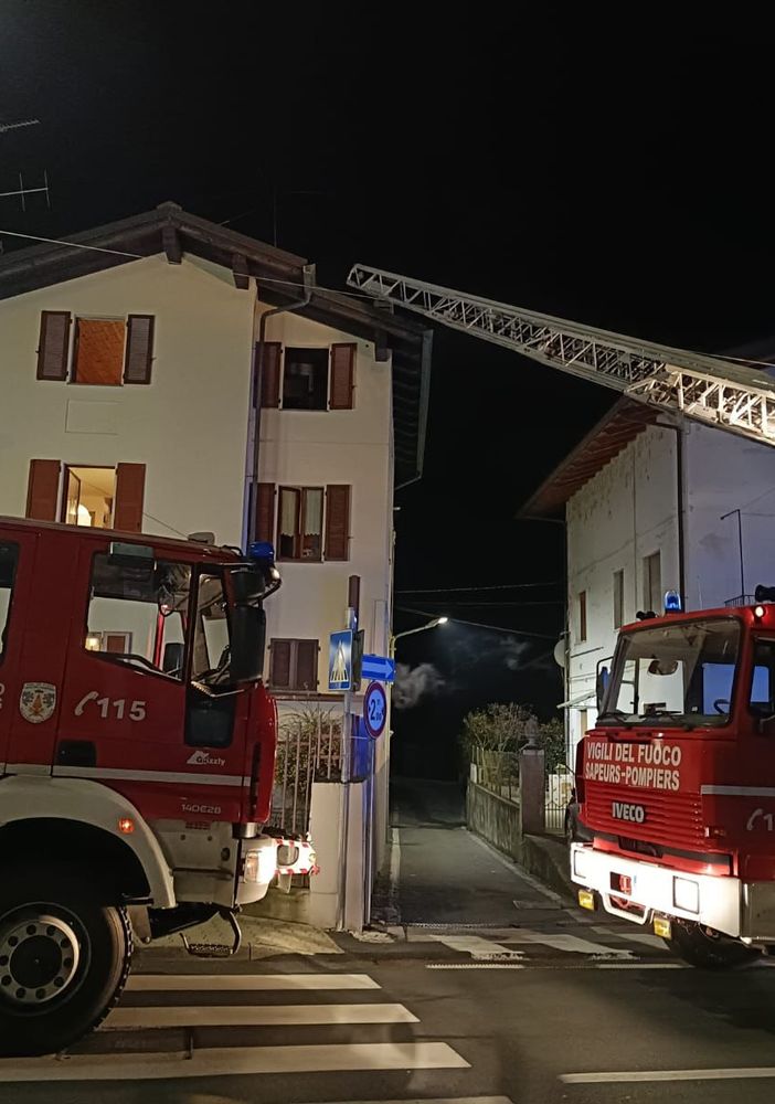 Incendio canna fumaria a Pont Saint Martin, intervento concluso nella notte